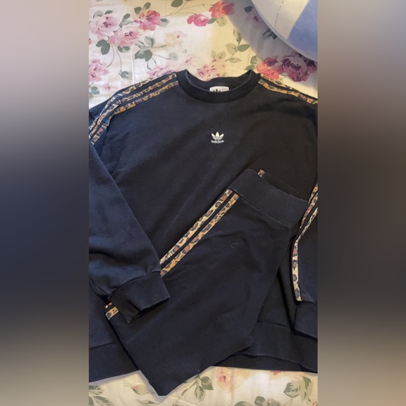 Size Medium Leopard Adidas Sweater and Tight Set - Picture 1 of 1